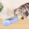Chat mangeant dans une gamelle pour chat surélevée bleue - Toutou Love