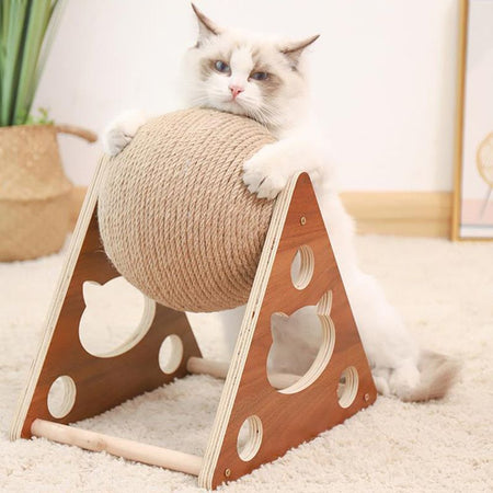 Chat câlinant une boule de sisal montée sur griffoir en bois - Toutou Love