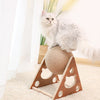 Chat blanc perché sur un griffoir chat sisal en forme de boule - Toutou Love