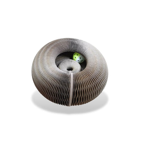 Vue studio du Griffoir Magique Chat avec balle verte visible à l’intérieur - Toutou Love