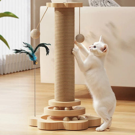 Chat blanc qui joue avec une tour griffoir en sisal dans un salon lumineux - Toutou Love