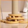 Zoom sur la base de la tour griffoir en sisal avec balles intégrées pour chats