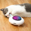 Chat couché en train de mordre les plumes d’un jouet automatique pour chat - Toutou Love