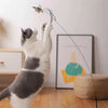 Chat gris et blanc tentant d’attraper un oiseau suspendu – Canne à oiseau interactive pour chat - Toutou Love