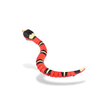 Vue isolée du jouet serpent pour chat en plastique articulé rouge et noir - Toutou Love