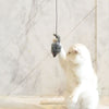 Chat blanc attrapant une souris suspendue – Jouet Souris Pour Chat en action - Toutou Love