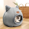 Chaton curieux dans une Niche Chat Intérieur Igloo Chat grise à côté d’un panier en osier - Toutou Love
