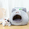 Niche Chat Intérieur Igloo Chat grise posée au sol à côté d'un chat blanc - Toutou Love