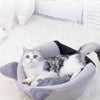 Chat couché à l'intérieur de la Niche Chat Intérieur Igloo Chat transformée en panier ouvert - Toutou Love