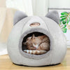 Chat roux endormi dans une Niche Chat Intérieur Igloo Chat douce et confortable - Toutou Love