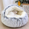 Chat blotti dans un panier fermé pour chat en peluche grise moelleuse - Toutou Love