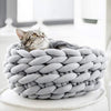 Panier original pour chat en maille tressée grise avec chat allongé à l’intérieur - Toutou Love