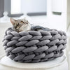Panier original pour chat en gris foncé avec maille épaisse et chat posé - Toutou Love