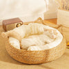 Chat blanc endormi sur un coussin crème dans un panier osier pour chat - Toutou Love
