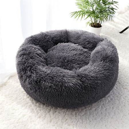 Panier Pour Chat moelleux en peluche foncée posé sur un tapis blanc - Toutou Love