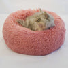 Panier Pour Chat rose foncé et moelleux avec un chat gris détendu - Toutou Love