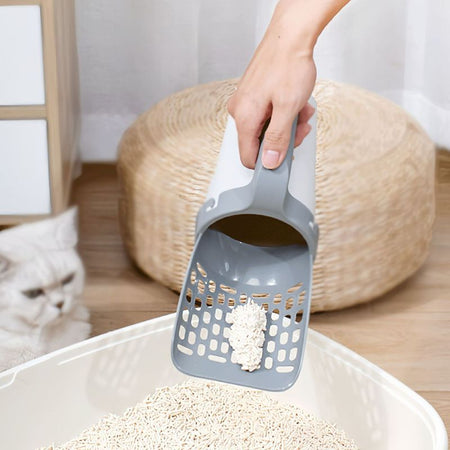 Utilisation d’une Pelle à Litière pour Chat dans un bac rempli de litière végétale - Toutou Love