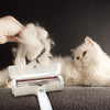 Gros plan sur le Rouleau Poils De Chat retirant une grande quantité de poils de chat - Toutou Love