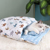 Chat dormant dans un Sac De Couchage Pour Chat bleu avec motif chevaux - Toutou Love