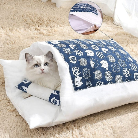 Chat confortablement installé dans un Sac De Couchage Pour Chat à motif chats bleus - Toutou Love