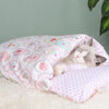 Chat dormant profondément dans un Sac De Couchage Pour Chat rose à pois - Toutou Love