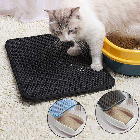Tapis de Litière pour Chat - Chat sortant de la litière avec des grains captés par le tapis alvéolé - Toutou Love